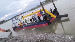 インドネシア の 川 で 試験 作業 を 行なう ジェット 吸い込み 掘削 機